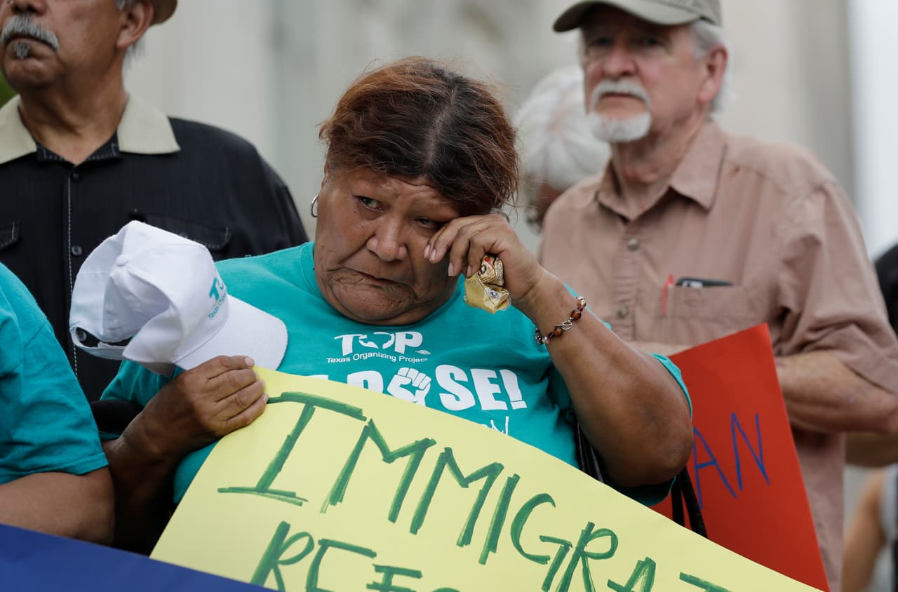 Algunas personas se reunieron en la catedral de San Fernando, en San Antonio, Texas, para hacer una vigilia por las víctimas que fallecieron en el camión. De acuerdo con entrevistas con sobrevivientes, más de 100 inmigrantes pudieron haber viajado en la parte trasera del vehículo de 18 ruedas en algún momento de la travesía.