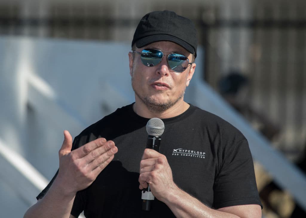 Uno de sus 12 hijos 
<b><a href="https://www.univision.com/noticias/discurso-de-odio-ha-aumentado-en-twitter-desde-que-elon-musk-asumio-el-liderazgo-la-homofobia-es-protagonista-video" target="_blank">cambió de género en 2022</a></b>, tan pronto cumplió 18 años. Pidió que le quitaran apellido de su padre, Elon Musk, declarando que no quería que la relacionaran "con mi padre biológico de alguna forma".