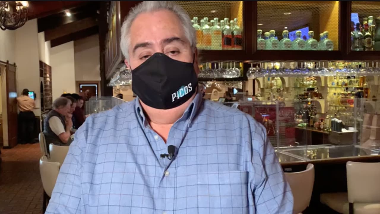 Arnaldo Richards, empresario de Houston, indicó que se han sacrificado muchas cosas y que a los negocios del área les ha costado mucho dinero la lucha contra la pandemia del coronavirus para reabrir antes de tiempo. Asegura que su establecimiento continuará con el requerimiento de uso de mascarilla.