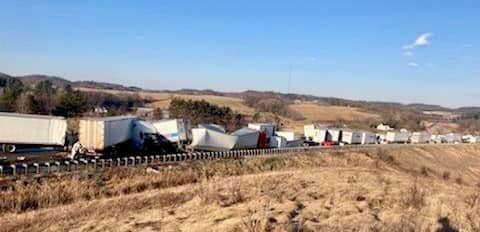 Roy Eckberg, meteorólogo del Servicio Meteorológico Nacional en Green Bay aseguró que un sistema de tormentas arrojó una mezcla de precipitaciones, incluida nieve, aguanieve y lluvia helada, en el lado oeste del estado y se extiende hacia el noreste.
<br>