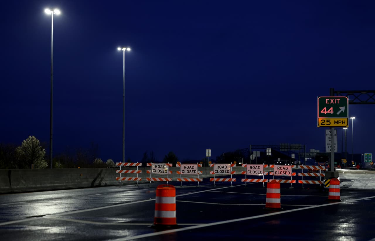 Desde el buque se hizo una llamada de emergencia, que permitió la rápida acción de 
<b><a href="https://www.univision.com/local/washington-dc-wfdc/revelan-audio-antes-colapso-puente-francis-scott-key" target="_blank">oficiales de tránsito para cerrar el flujo vehicular en el puente</a></b>.