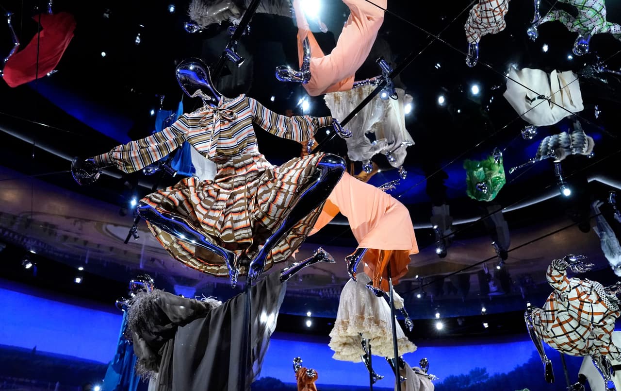 La gala se llevó a cabo en el Museo Metropolitano de Arte de Nueva York, con la temática del 'Glamour de la Edad Dorada'. El evento tuvo dos partes: la primera llamada ‘En América: Un Léxico de la Moda’ inspirado en el estilo del americano, llevando a los asistentes a diferentes épocas que impactaron la historia de la moda.