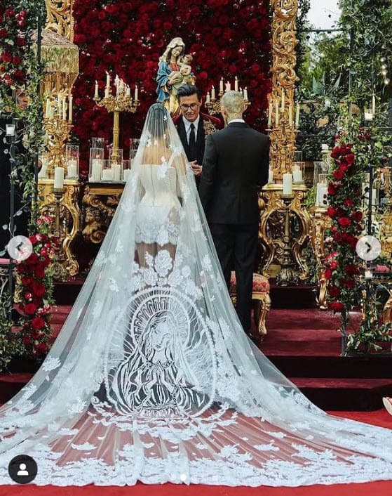 Hubo quienes no vieron problema alguno en que ella utilizara a la virgen para llevarla en su vestido. 
<br>