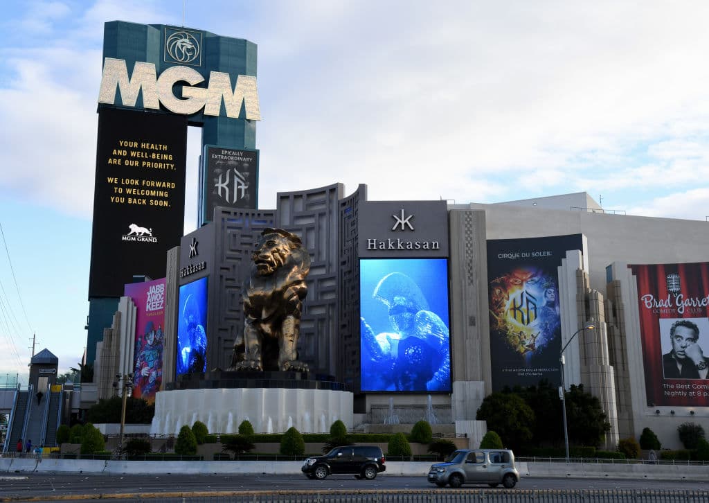 <a href="https://news3lv.com/news/local/mgm-requiring-covid-vaccine-or-testing-from-las-vegas-employees" target="_blank">La companía MGM Resorts</a> ha comenzado a pedir pruebas regulares de covid-19 a todos los empleados que no trabajan en casa y no están vacunados. Ya tienen un sistema rotatorio para las pruebas, 
<b>que tienen un copago de $15</b> si se la hacen en la oficina. Quienes den positivo deben hacer cuarentena.
<br>
<br>