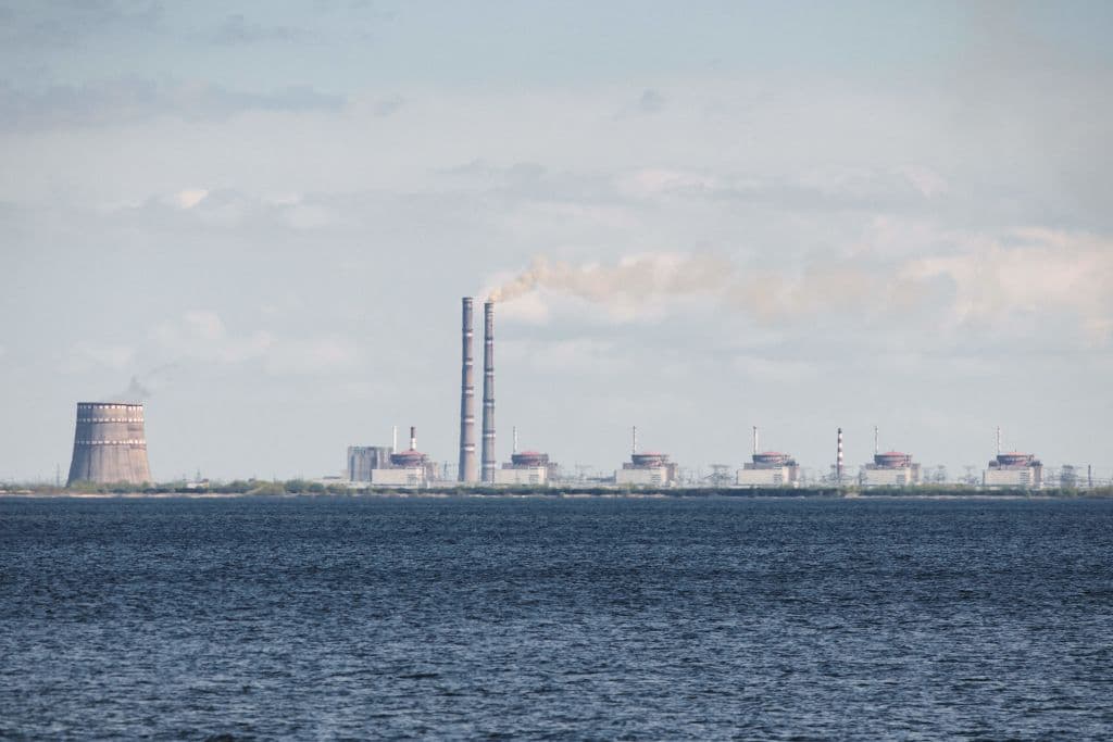 Imagen de la planta nuclear de Zaporiyia, vista desde Nikipol.