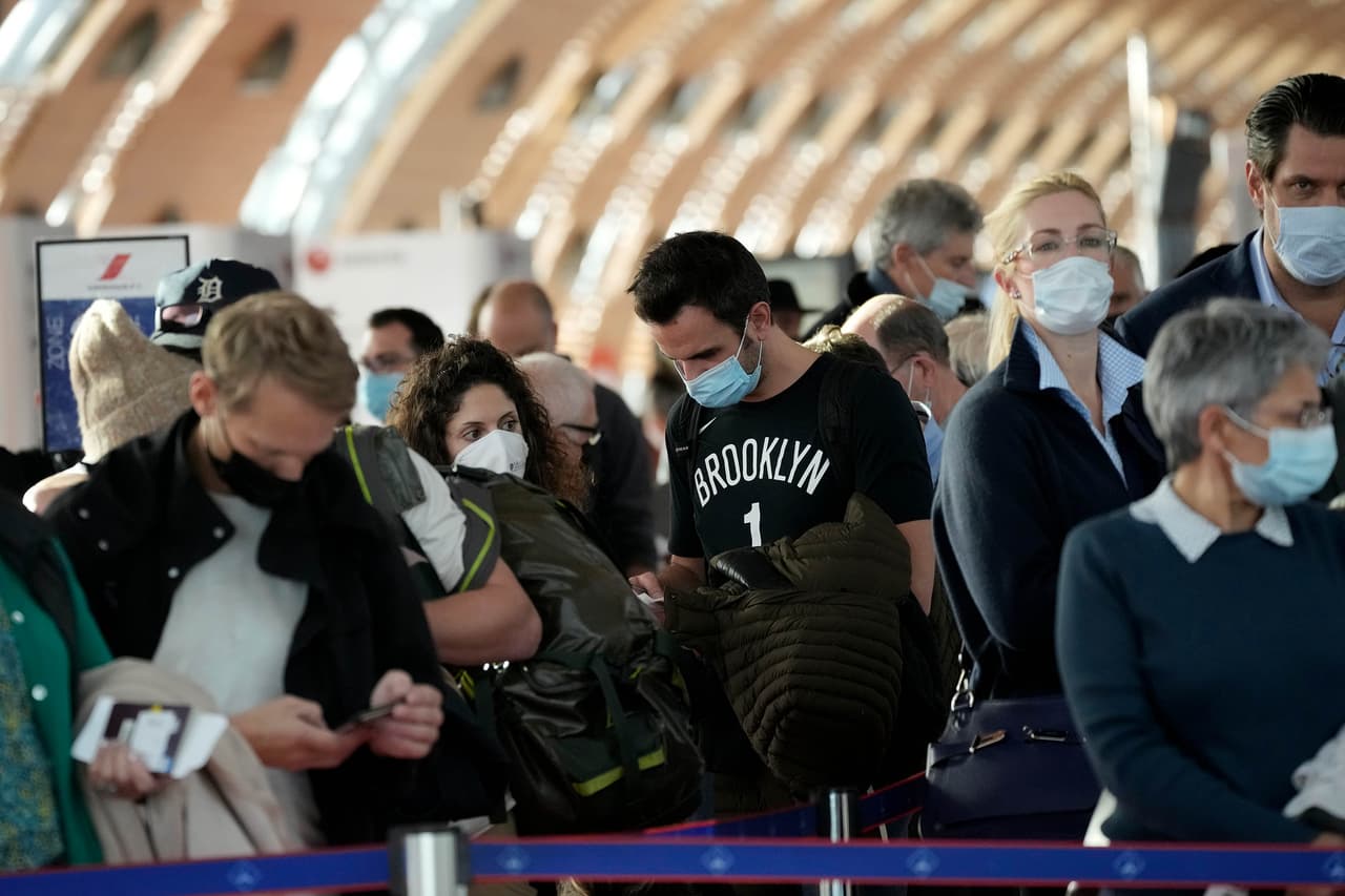 Pasajeros esperando para abordar un avión con destino a Nueva York en el aeropuerto Charles de Gaulle de París. 
<br>
<br>A los ciudadanos estadounidenses y a los residentes permanentes ya se les permitía el ingreso al país, por lo que estas nuevas reglas están dirigidas a turistas y otros viajeros no esenciales.
<br>