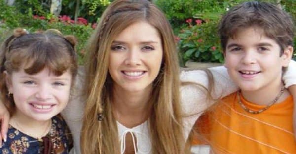 El actor se ganó el corazón del público con su tierna actuación, pero desafortunadamente murió a los 19 años. En el 2011 tuvo un fatal accidente automovilístico cuando circulaba en una carretera de Florida. Al parecer, el auto en el que viajaba era manejado por él a alta velocidad, esto provocó que perdiera el control y se impactara de manera aparatosa, según informó 
<a href="http://peopleenespanol.com/article/muere-el-actor-konstantin-vrotsos-los-19-anos/">People en Español</a>.