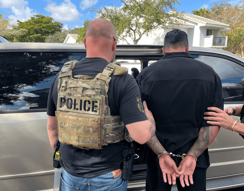 <h3 class="cms-H3-H3">Más presupuesto a policías locales para que cooperen con ICE</h3>
<br>
<br>El Consejo Estatal de Control de Inmigración 
<b>cuenta con cerca de 300 millones de dólares</b> que podrá destinar a las agencias de policía locales en programas que hagan cumplir las leyes de inmigración, 
<b>incluyendo bonos para los agentes del orden que participen en operativos de ICE</b>. Además, 
<b>otorga dinero para los gastos de compartir camas en cárceles de los condados y el estado con ICE</b>. 
<br>