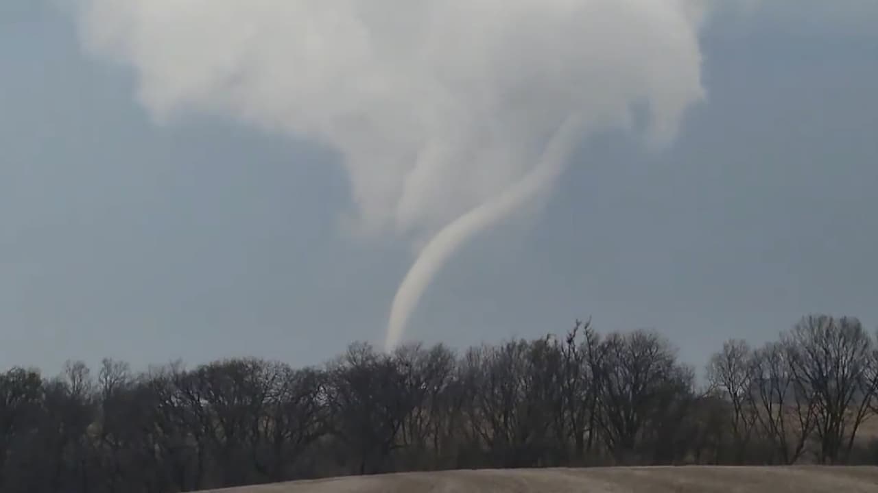 Residentes en Pleasantville, Iowa, grabaron lo que describieron como la formación de un tornado en forma de cuerda. El ciclón atravesó partes del estado, en medio de las poderosas tormentas que han azotado el medio oeste de EEUU. Más información en 
<a href="https://www.univision.com/noticias" target="_blank">Univision Noticias</a>.