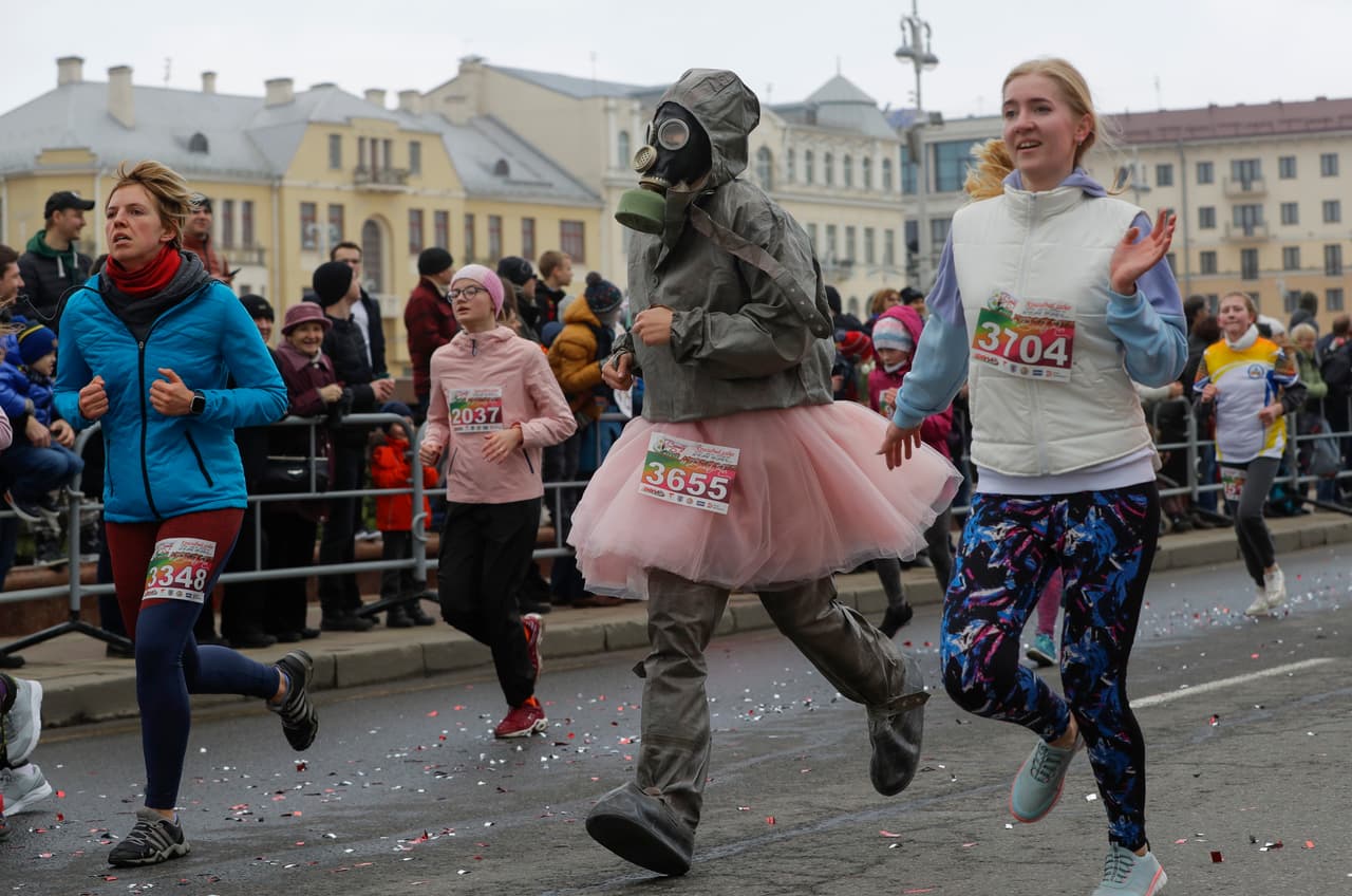 También alegórico a la epidemia ha sido el disfraz de una de las corredoras de la 'Carrera de la Belleza' este 8 de marzo en Bielorrusia.