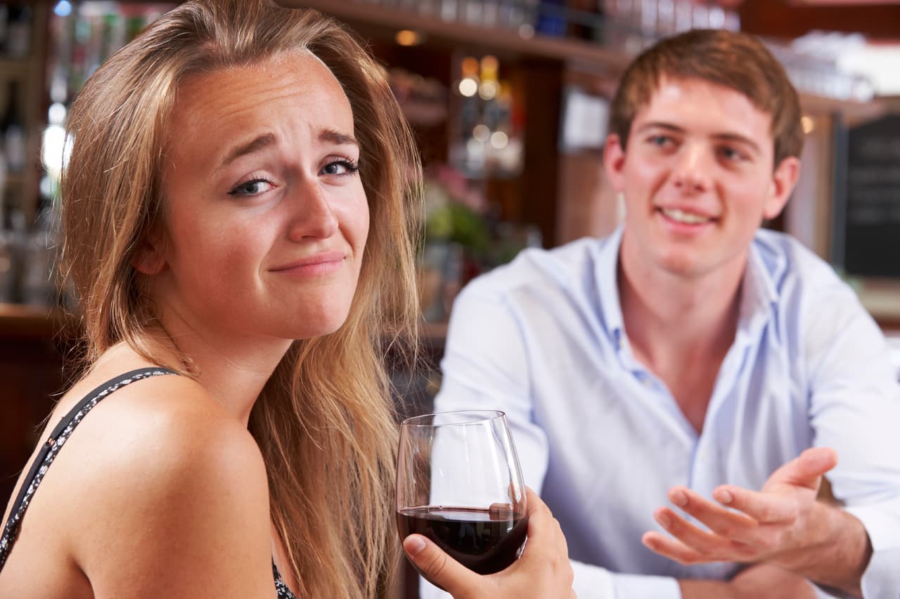 <b>Lo que más irrita a un Libra.</b>
<br>Signo elegante, discreto, con grandes gracias sociales, lo que más te molesta son las personas vulgares, que no saben comportarse en público, ni comer en un restaurante con elegancia, quienes te colocan en situaciones sociales embarazosas.