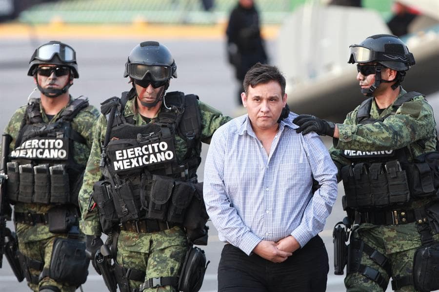 <b>Miguel Ángel Treviño Morales, el 'Z-40', y su hermano Omar Treviño Morales, el Z-42 (en la foto)</b>
<br>
<br>Líderes de la cruenta organización criminal 'Los Zetas', también pasaron por el Altiplano. Miguel Ángel fue arrestado en 2013 y las autoridades creen que su hermano Omar le sucedió en el liderazgo. Pero 
<a href="https://www.univision.com/noticias/noticias-de-mexico/omar-trevino-morales-el-z-42-es-ya-un-interno-mas-del-penal-del-altiplano">Omar luego fue arrestado también en 2015</a> y en julio de 2019 fue sentenciado a 18 años de prisión y aún le quedan juicios penales en proceso. Miguel Ángel fue trasladado luego a otra prisión. A Omar Treviño se le atribuyen secuestros, asesinatos, tráfico de drogas y masacres terribles como las de migrantes en Tamaulipas o 
<a href="https://www.univision.com/noticias/narcotrafico/en-que-esta-la-investigacion-de-la-masacre-de-allende">la de Allende, en Coahuila</a>.