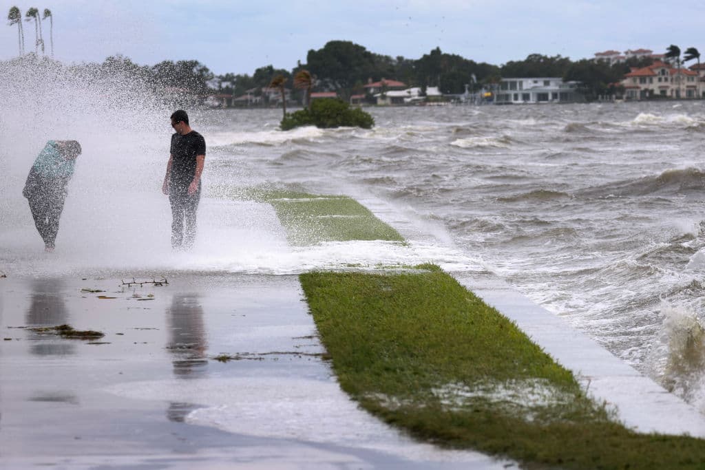 Impresionaba a residentes en Saint Petersburg que 
<b><a href="https://www.univision.com/local/miami-wltv/huracan-helene-registran-los-impactos-iniciales-del-ciclon-en-la-costa-oeste-de-florida-video" target="_blank">las aguas de la bahía de Tampa estuvieran embravecidas</a></b> tan temprano en el día.