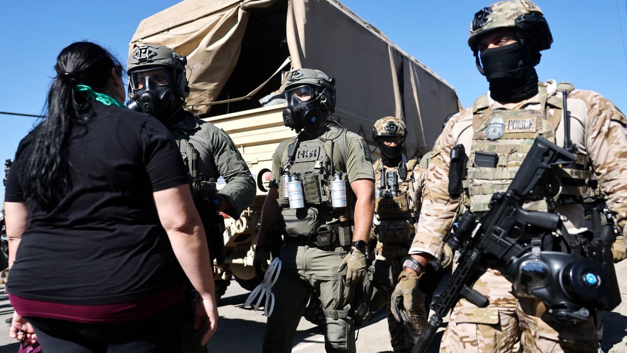 Agentes federales bajo escrutinio por acusaciones falsas contra detenidos