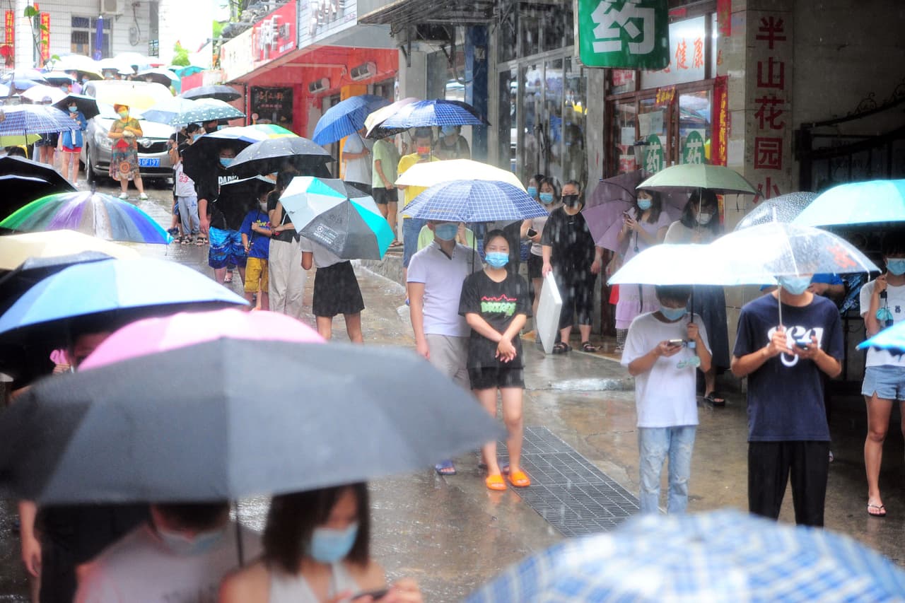 Filas para hacerse pruebas de covid para poder salir de la isla. 
<b>Los turistas que desean salir de Sanya tienen que dar negativo en el virus en cinco pruebas PCR en siete días, afirmaron las autoridades.</b>
