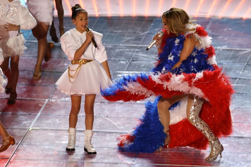 Al final la hija de 
<b>JLo</b>, 
<b>Emme</b>, cantó con ella, mientras que Shakira estuvo en la batería.
