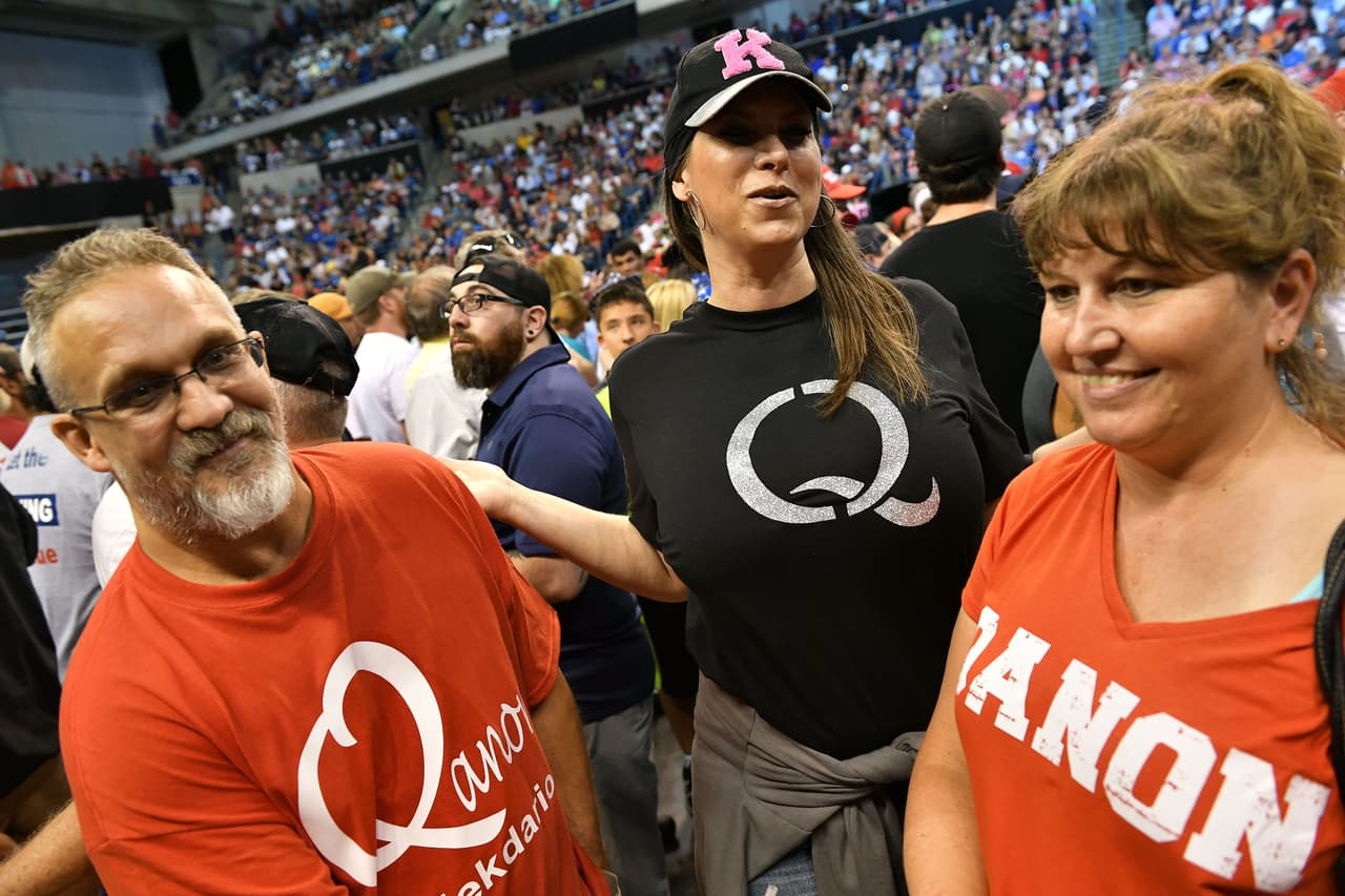 El personaje suele dejar mensajes crípticos y pistas a sus seguidores para que ellos mismos descubran una supuesta información. Y así, bajo el nombre de QAnon ('Anon' proviene de 'anónimo'), elaboran teorías de todo tipo sin absolutamente ningún sustento que son difundidas sin filtro en internet.