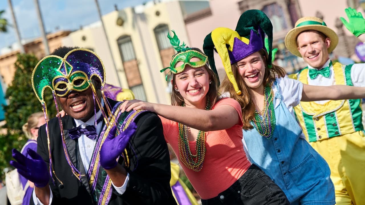 La experiencia Mardi Gras Float Ride and Dine incluye desfile y cena de tres platos en restaurantes exclusivos del parque.