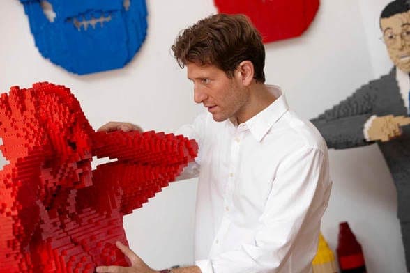 Nathan Sawaya es el artista que le da vida a esta exhibición itinerante. Sawaya ha entretenido e inspirado a más de 10 millones de amantes y entusiastas del arte en todo el mundo. Es autor, orador y uno de los artistas contemporáneos más populares y galardonados de nuestro tiempo.