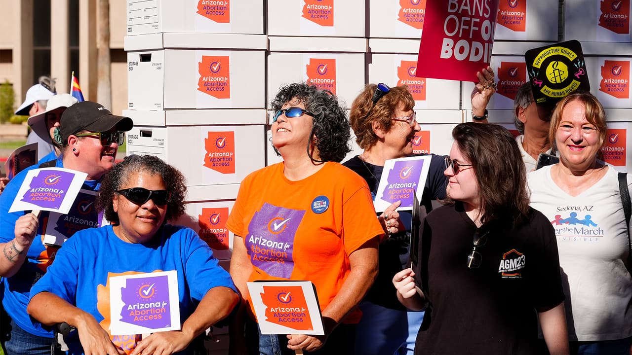 Un folleto electoral sobre el aborto desata polémica en Arizona por referirse al feto como "ser humano no nacido"