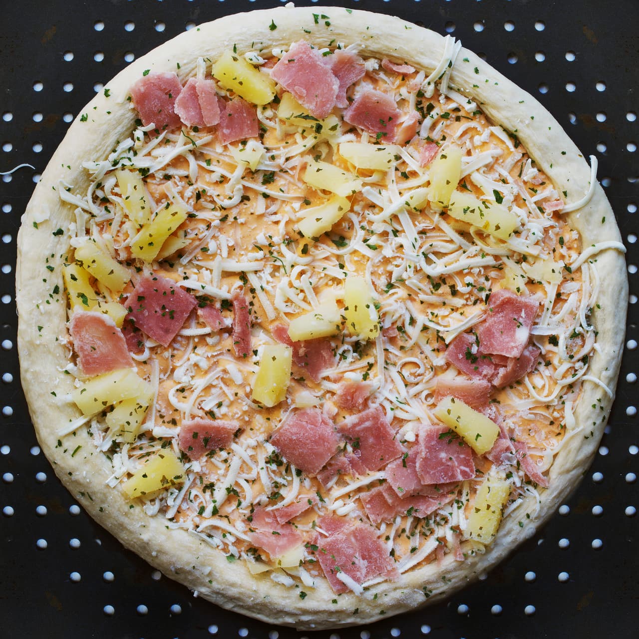 <b>Pizzas congeladas</b>. Las grasas trans se esconden en la masa de muchas pizzas congeladas. Las grasas trans, que bajan el colesterol "bueno" y elevan el malo, permiten un periodo de conservación más largo.