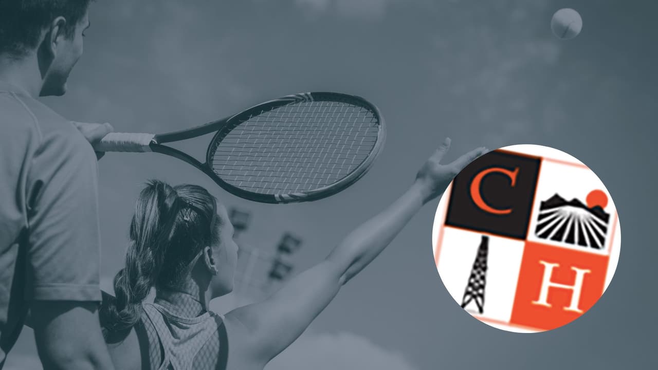 Entrenador de tenis es arrestado como sospechoso de enviar fotos inapropiadas a estudiantes en Coalinga