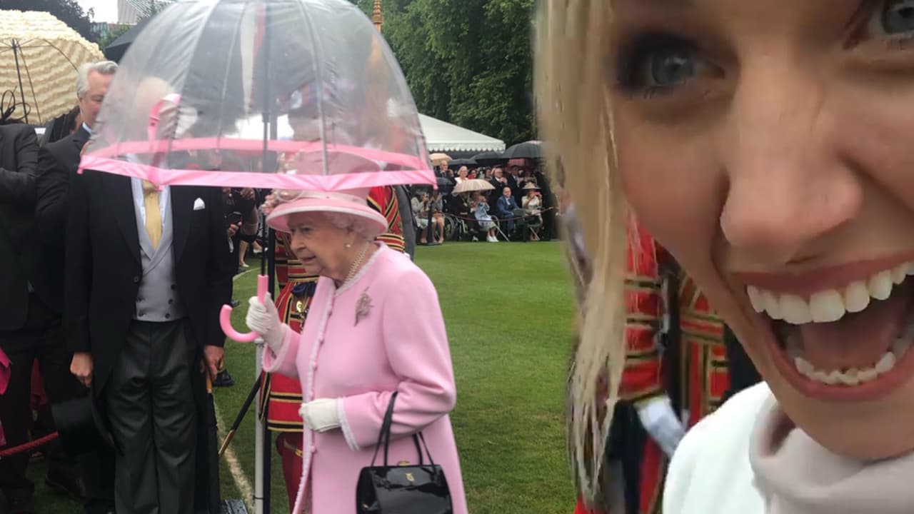 En video: el momento en que la Reina Isabel rompe delicadamente su propio protocolo