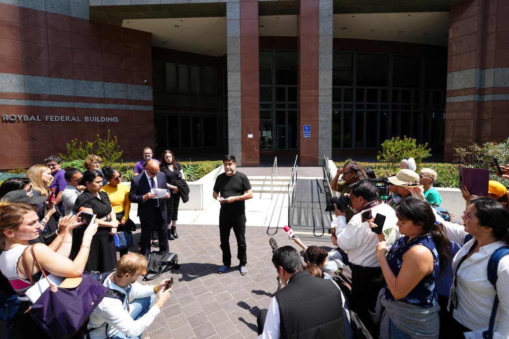 Al recuperar su libertad, David Huerta dedicó 
<b><a href="https://www.univision.com/local/los-angeles-kmex/fuegos-artificiales-saqueos-granadas-y-arrestos-en-protestas-contra-ice-en-los-angeles-california-fotos" target="_blank">un mensaje a toda la comunidad, inmigrante o no,</a></b> de Estados Unidos. Dijo que estuvo preso junto a individuos de distintos países, no solo latinoamericanos. Mencionó a 
<b>Armenia y Francia</b>, entre algunos otros.
<br>
<br>Por la misma razón, hizo un llamado a la unidad. "Esta lucha es nuestra, es de nuestra comunidad, pero es de todos".