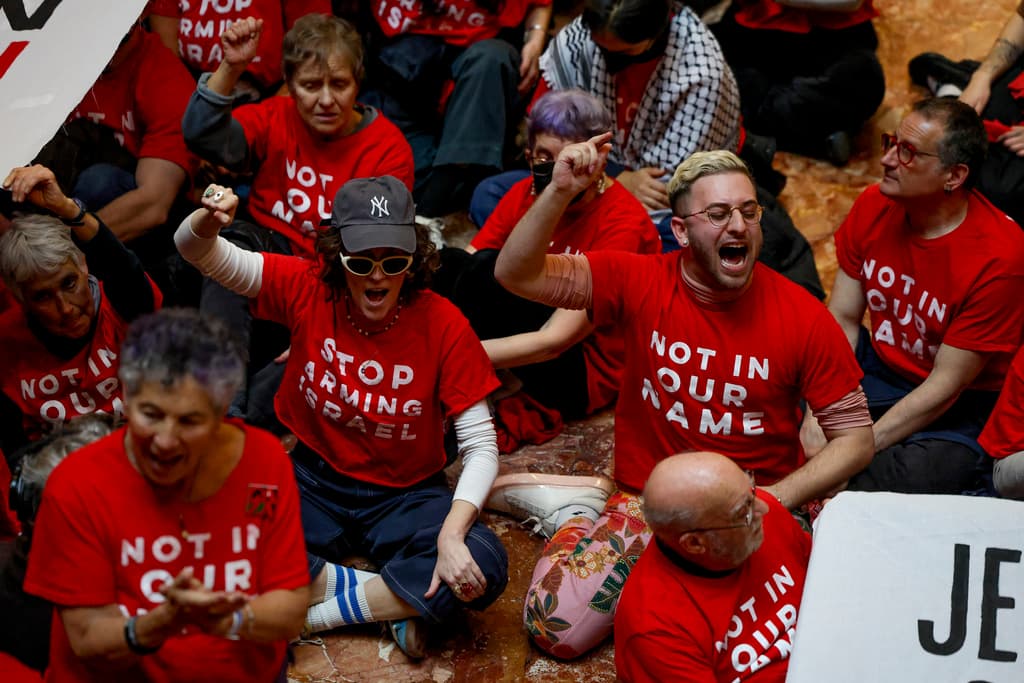 La protesta se realizó en respuesta al arresto de Mahmoud Khalil, un activista propalestino de 30 años detenido el sábado por autoridades migratorias frente a su apartamento en Nueva York. Khalil, residente permanente de Estados Unidos y casado con una ciudadana estadounidense, se encuentra recluido en un centro de detención en Luisiana.