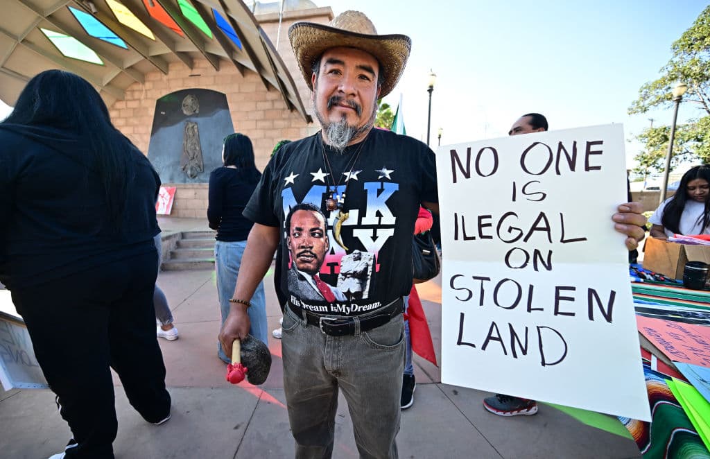Entre las pancartas que llevaban los manifestantes, 
<b>se leían mensajes como “nadie es ilegal en una tierra robada”. </b>