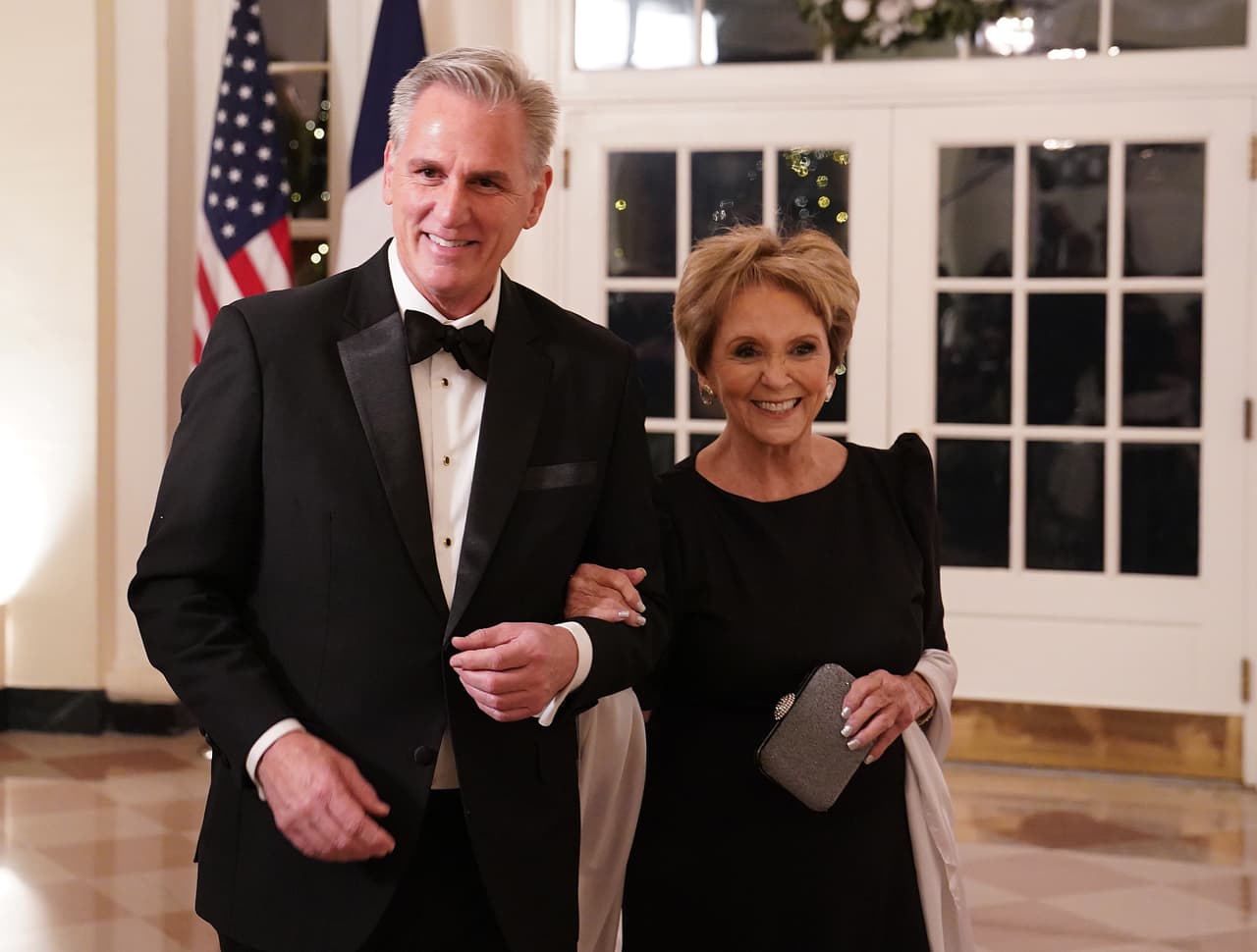 El líder de la minoría en la Cámara de Representantes, Kevin McCarthy (R-CA), acudió con su madre, Roberta McCarthy.