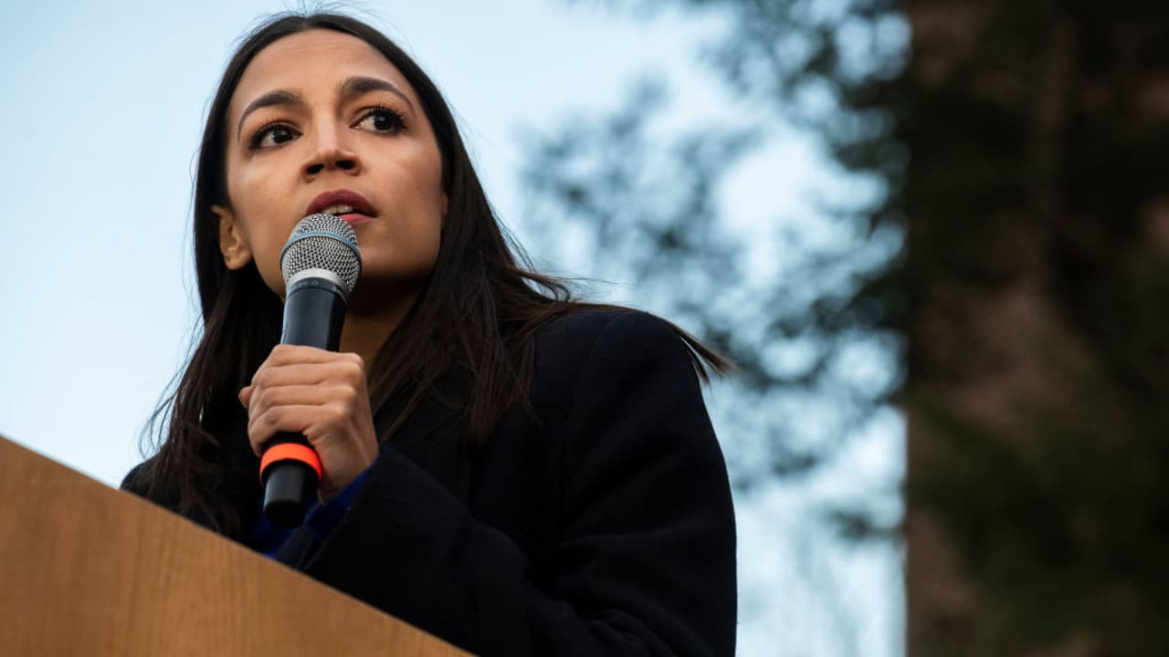 <h3 class="cms-H3-H3"><b>AOC ofrece una contundente respuesta a los insultos de un congresista de Florida</b></h3>
<br>
<br>A principios de este año, el representante de Florida Ted Yoho apareció en los titulares cuando insultó a la congresista Ocasio-Cortez en los escalones del Capitolio, llamándola "asquerosa" y otros insultos vulgares. En respuesta a su supuesta disculpa, la congresista ofreció palabras contundentes en el Congreso, no solo al congresista, si no a todas las mujeres que han sido violentadas por un hombre. Su discurso se volvió viral y momento histórico del movimiento feminista.