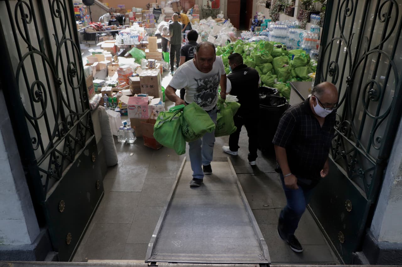 Trabajadores de la Casa de Tabasco Carlos Pellicer, en la Ciudad de México, 
<b>organizan los insumos recolectados para ayudar a los afectados por las inundaciones. </b>López Obrador aseguró el 23 de noviembre que ya se ha iniciado el reparto de despensas y que cuando baje el agua habrá un plan de apoyo para "arreglar las casas"
