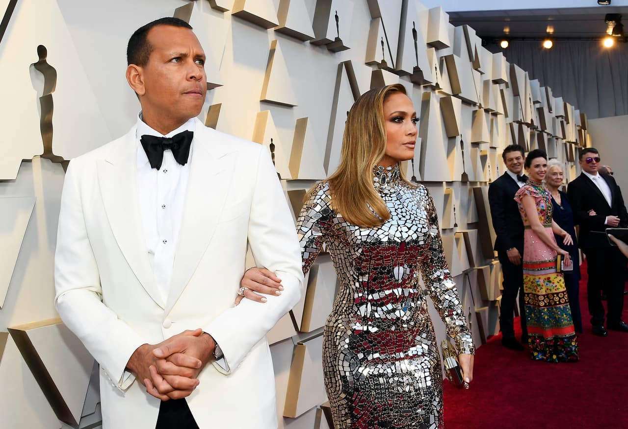 Acompañada de Álex Rodríguez, la actriz Jennifer López llegó a la alfombra de los premios Oscar en un espectacular vestido plateado.