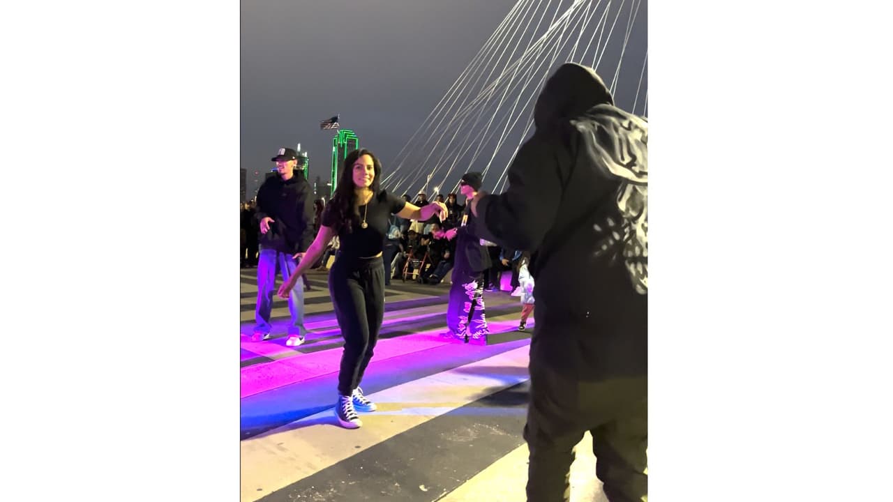 Maly Moreno (centro) es clave también en CumbiaDallas. Con 
<b>su cámara y dron ha captado los bailes masivos que se hacen en el puente Margaret Hunt</b>, lo que ha atraído a más personas amantes de la cumbia.