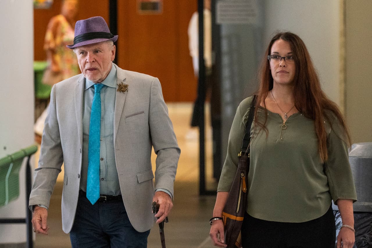 El abogado John Ray camina junto a Jasmine Robinson, prima de Jessica Taylor, una de las víctimas del asesino de Gilgo Beach.
