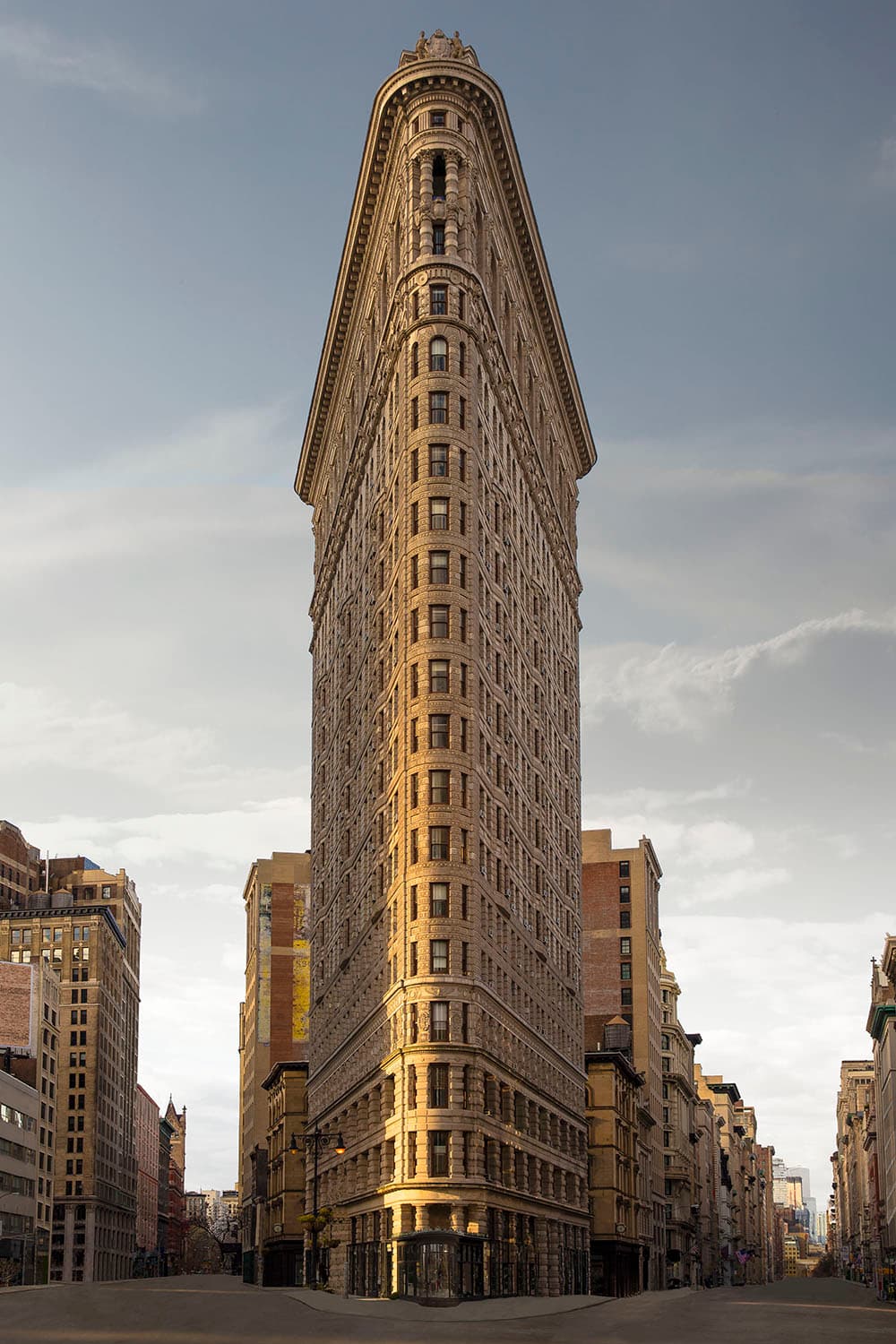 <b>Edificio Flatiron</b>
<br>
<a href="http://marcyankus.com">Marc Yankus</a> lleva prácticamente toda su carrera inmortalizando la arquitectura de la gran ciudad. Atraído por las fachadas de cemento y ladrillo, el artista firma esta serie fotográfica titulada '
<a href="http://marcyankus.com/site/cityscapes/the-secret-lives-of-buildings/">The Secret Lives of Buildings'</a> ('La vida secreta de los edificios') que se expondrá 
<a href="http://clampart.com/2016/08/the-secret-lives-of-buildings-2/">en la neoyorquina ClampArt Gallery</a> hasta el 26 de noviembre.
