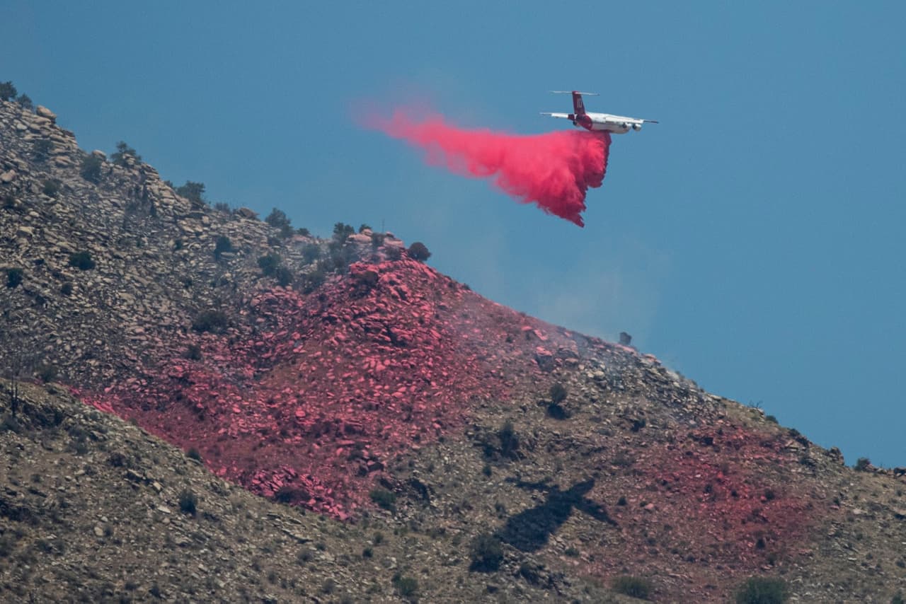 Otros residentes cerca de la zona de evacuación en Howser Street, de acuerdo con una alerta de la comunidad PCSD, deberían estar listos para recibir un aviso de evacuación. Otras tres áreas alrededor de la montaña están en la etapa SET, READY, SET, GO (listos y listos para salir). Eso significa que deben "mantener la conciencia del peligro significativo" que representa el incendio.