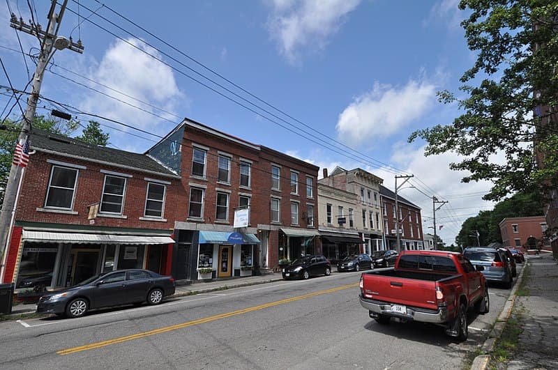 <b>En Maine | el lugar más pobre es Waldoboro</b>
<br>
<br>🔘 
<b>Ingreso medio de Waldoboro: </b>$16,932
<br>🔘 
<b>Ingreso medio de Maine:</b> $57,918
<br>🔘 
<b>Adultos con educación universitaria:</b> 19.6% 
<br>🔘 
<b>Población que vive en la pobreza: </b>38.8%
<br>🔘 
<b>Valor promedio de la propiedad:</b> $180,300