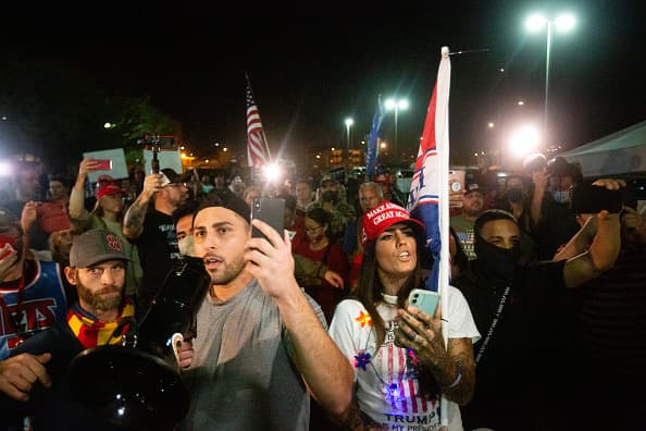 Simpatizantes del presidente Trump salieron a las calles de Phoenix a exigir el conteo de cada voto. 
<br>