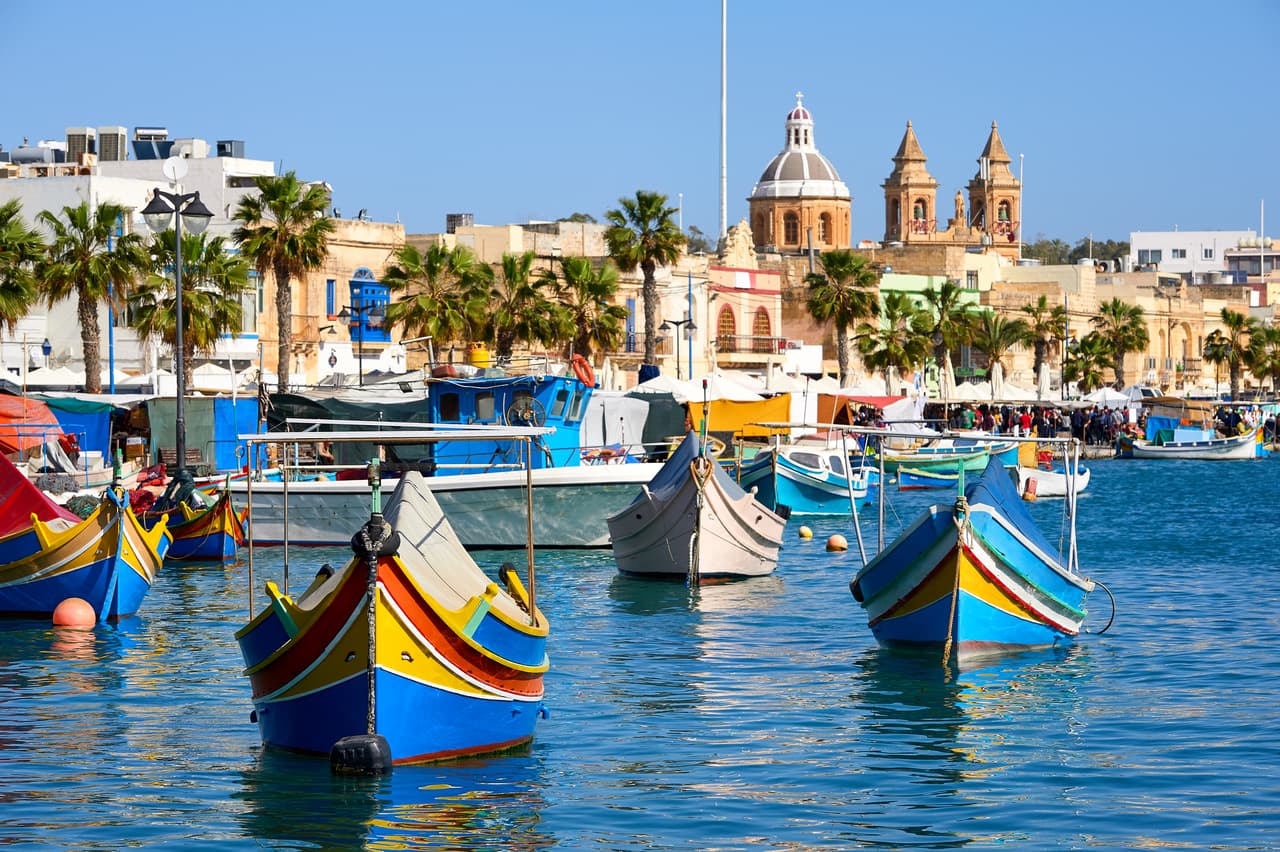 <b>Malta. </b>
<br>
<br>Esta pequeña nación insular mide solo 122 millas cuadradas, pero como señala International Living, tiene algo para todos: "desde antiguas ciudades amuralladas e impresionantes senderos costeros hasta casas de campo y encantadores restaurantes". 
<br>
<br>El clima es cálido durante todo el año y los dólares estadounidenses rinden mucho. Las parejas viven cómodamente con 2,600 por mes, dice International Living. La Autoridad de Turismo de Malta tiene un programa de incentivos que
<a href="https://www.mta.com.mt/en/news-details/293"><u> paga a cada viajero que reserva una estadía</u></a> en hoteles seleccionados.