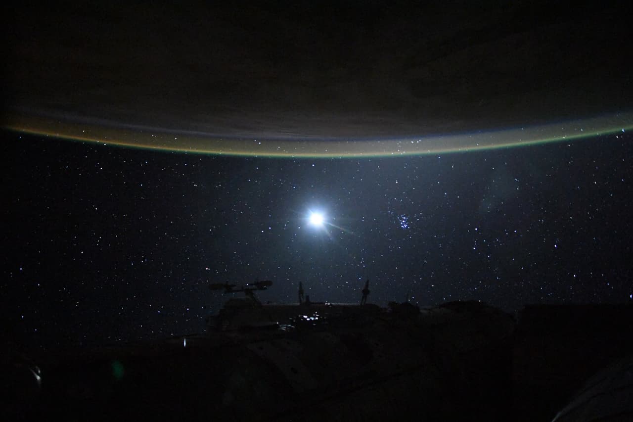“La Luna iluminando el cielo nocturno”, escribió Hague junto a esta fotografía el 8 de julio. La ISS es un proyecto conjunto entre las agencias espaciales de EEUU, Rusia, 
<a href="http://www.asc-csa.gc.ca/eng/iss/about.asp" target="_blank">Canadá</a>, Japón y Europa, y se espera que se mantenga funcionando hasta el 2030.