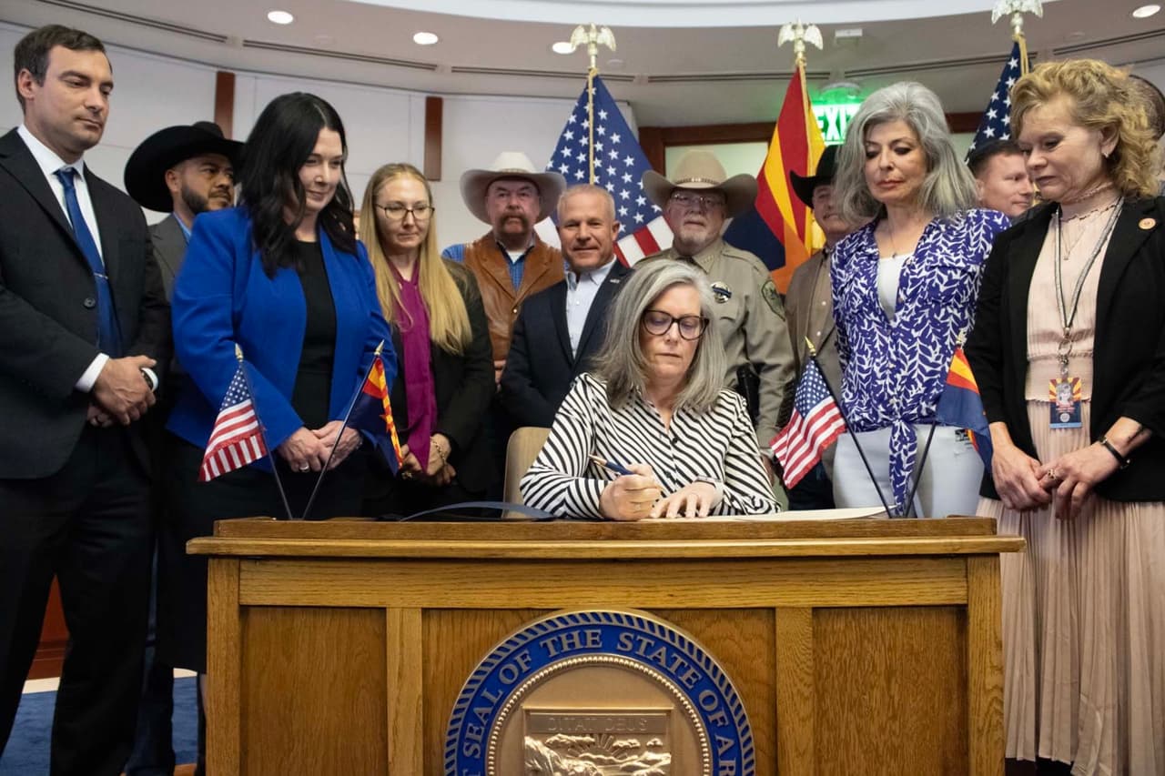 Gobernadora Hobbs veta propuesta de ley que autorizaba el uso de fuerza letal en Arizona