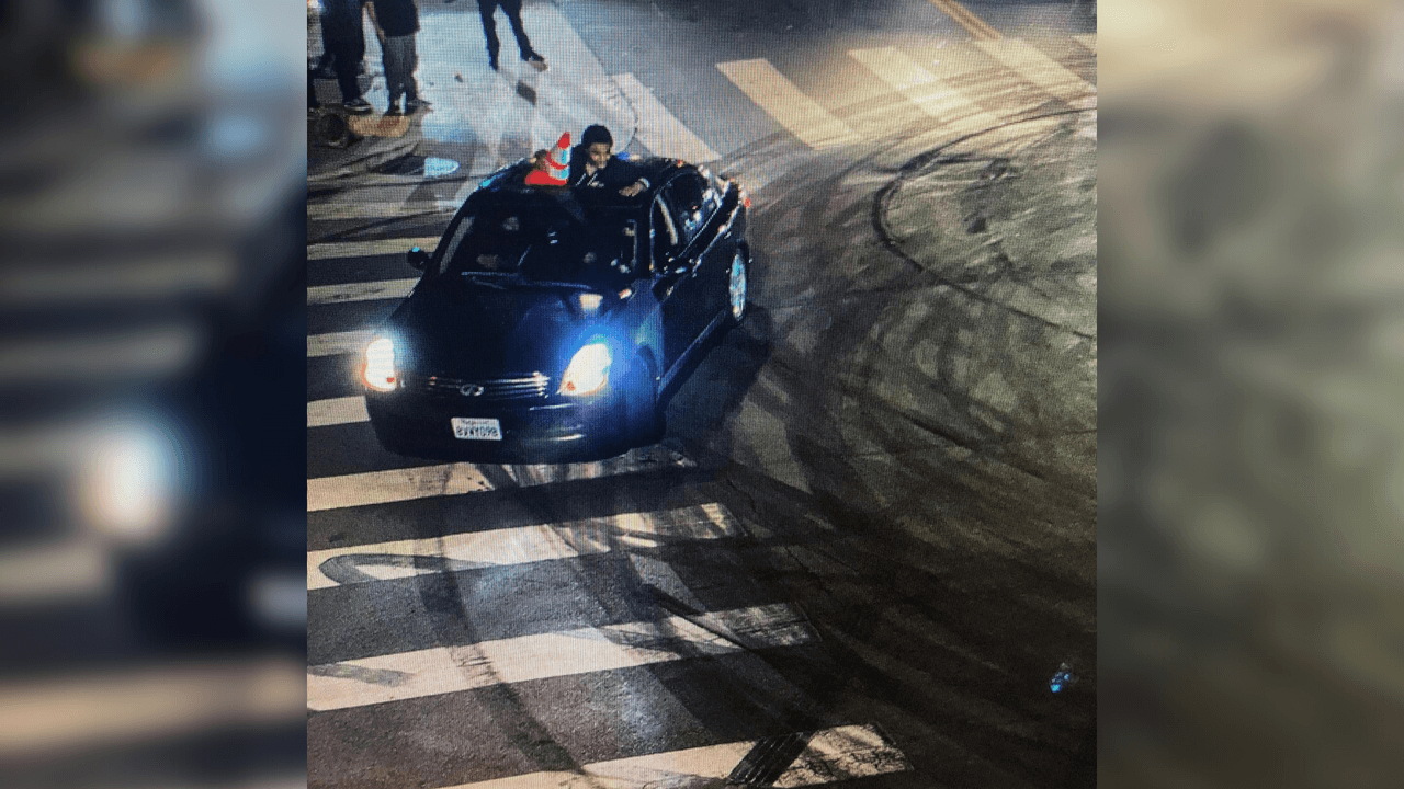 Un vehículo que fue captado en ‘
<a href="https://www.google.com/url?sa=t&rct=j&q=&esrc=s&source=web&cd=&cad=rja&uact=8&ved=2ahUKEwjogOK2ysDzAhVGk2oFHVrrD10QFnoECAQQAQ&url=https%3A%2F%2Fwww.univision.com%2Ftemas%2Fsideshows&usg=AOvVaw3OrXm25mcFUaNW0KbCLhtT">sideshows’</a> el 19 de septiembre en Duboce & Guerrero y en la Sexta a y Harrison fue confiscado por personal del 
<a href="https://www.sanfranciscopolice.org/">Departamento de Policía de San Francisco</a>.
<br>