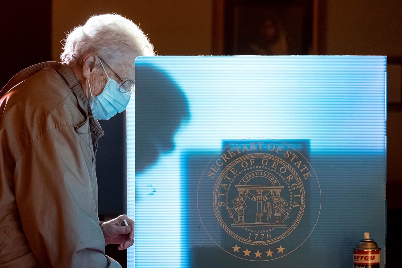 Helen Thomason marca su boleta en la Iglesia Metodista Unida de Lawrenceville Road en Tucker, Georgia, durante la segunda vuelta electoral del Senado, ella fue una de las primeras en votar.