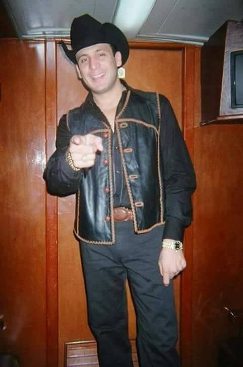 El 25 de noviembre de 2006 
<b>Valentín Elizalde</b> fue abatido a tiros al salir de un concierto en Reynosa, Tamaulipas, presuntamente por sicarios del narco.