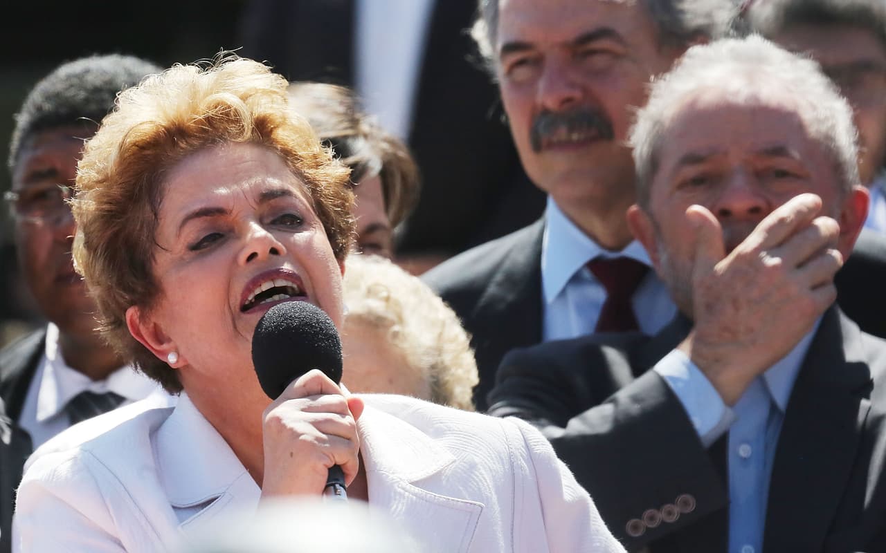 "La historia está hecha por la lucha y siempre vale la pena luchar por la democracia. Jamás voy a dejar de luchar", remató antes de salir a la explanada de los ministerios donde dio un discurso junto a Lula da Silva, ante cientos de seguidores que la acompañaban.