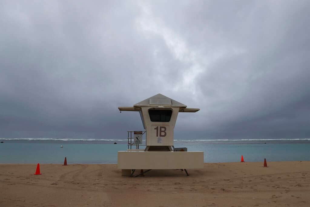 Las 
<b>islas occidentales de Hawaii están bajo vigilancia de inundación hasta este martes por la tarde</b> y una advertencia de inundación repentina para Oahu, la más poblada de las islas, donde se encuentra la capital, Honolulu. El Servicio Meteorológico Nacional (NWS, en inglés) reportó que en gran parte de Oahu llovió hasta 2 pulgadas (5 centímetros) por hora el lunes, y en las próximas horas se extenderá otra zona de fuertes lluvias que podría llegar a acumulados similares. Revisa también: 
<a href="https://www.univision.com/noticias/fenomenos-naturales/que-se-necesita-para-un-huracan-como-hacer-un-kit-de-emergencia-para-huracanes-fotos">Kit de emergencia que debes tener siempre a mano. </a>