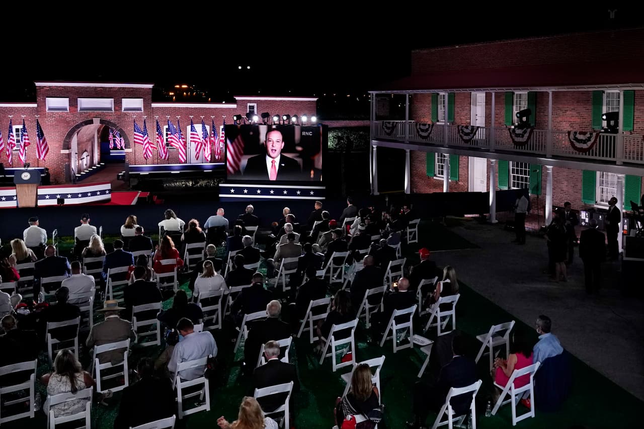 Partidarios de Pence y Trump esperaron al vicepresidente en el Monumento Nacional y Santuario Histórico Fort McHenry, donde aceptó la nominación vicepresidencial.