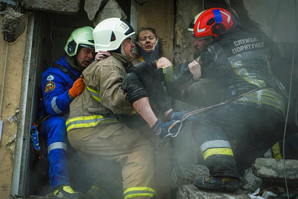Sube a 35 la cifra de civiles muertos en un ataque de Rusia contra un edificio residencial en el este de Ucrania